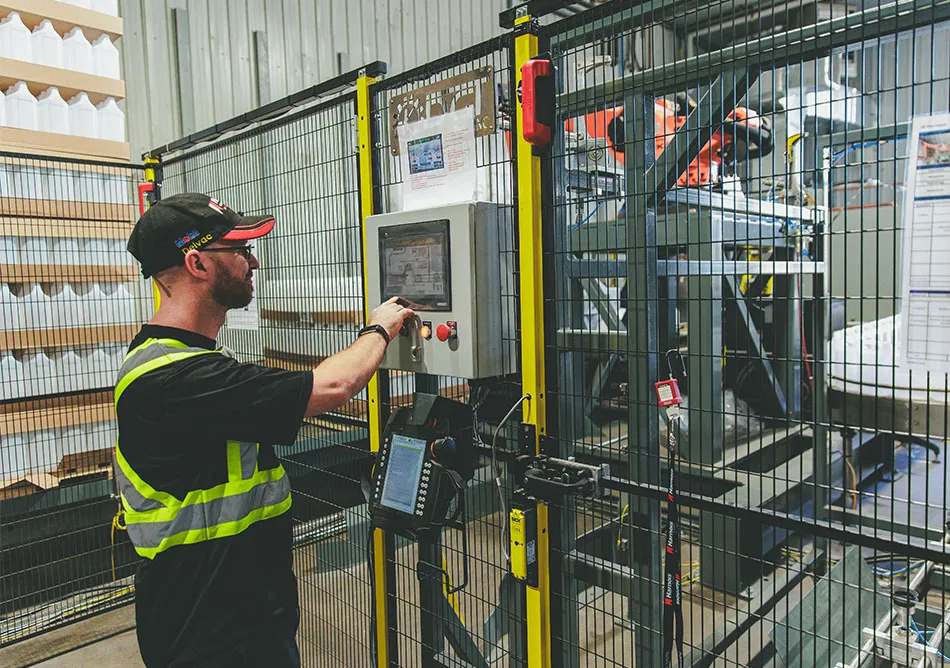 Technicien devant un équipement industriel