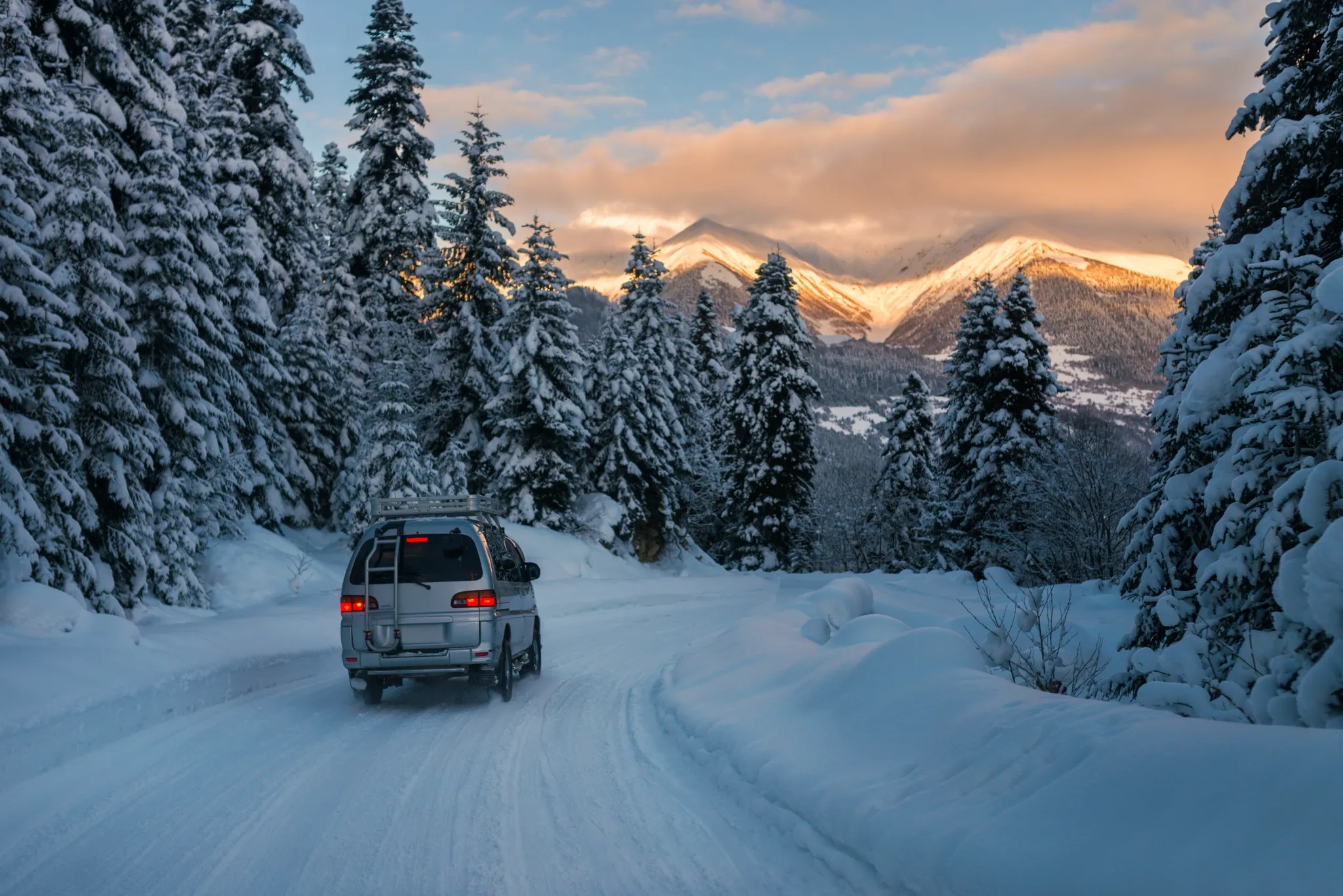 Véhicule sur une route enneigée