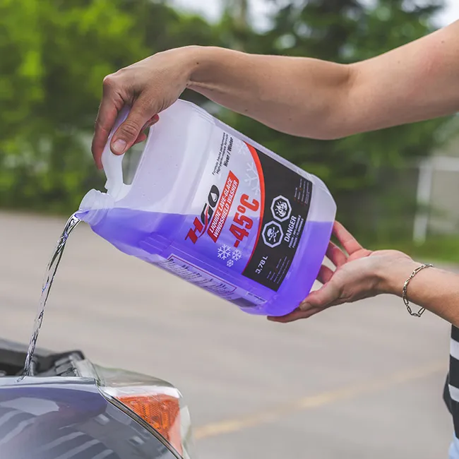 Liquide lave-glace versé dans une voiture