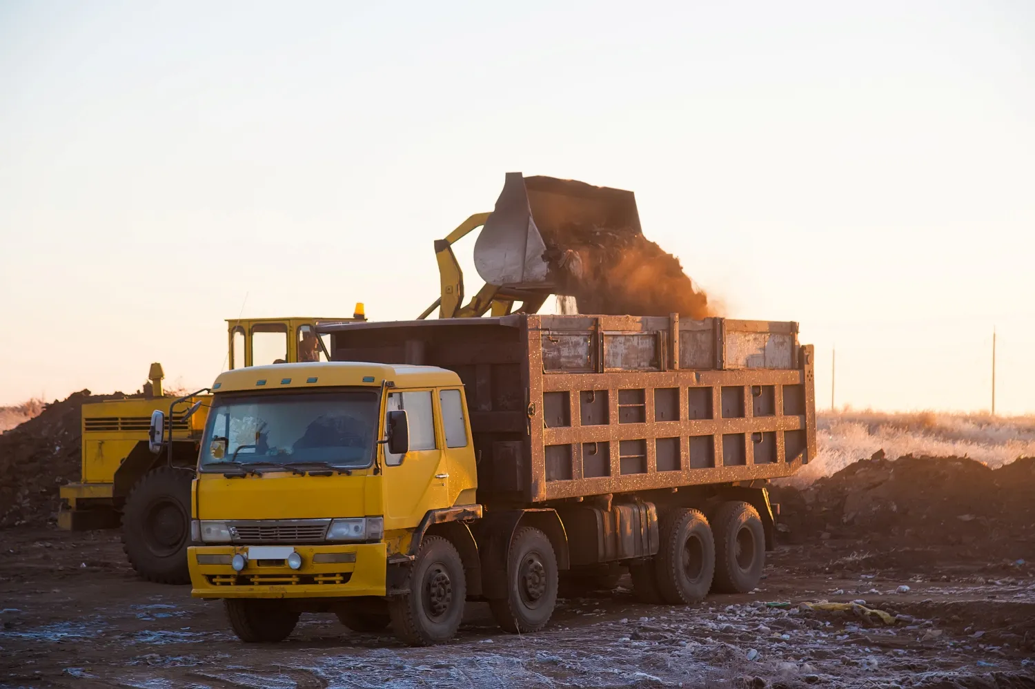 Camion à benne sur un chantier